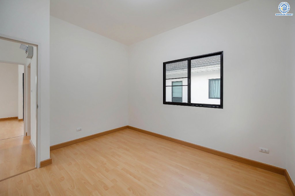 บ้านมือสองตกแต่งใหม่ โครงการ โมดิวิลล่า บางบัวทอง บ้านแฝดสไตล์โมเดิร์น เนื้อที่ 41.2 ตร.ว. ฟังก์ชัน 3 ห้องนอน 2 ห้องน้ำ จอดรถได้ 2 คัน พร้อมอยู่ บนทำเลติดถนนกาญจนาภิเษก ใกล้เซ็นทรัลเวสต์เกต และรถไฟฟ้าสถานี "คลองบางไผ่"...